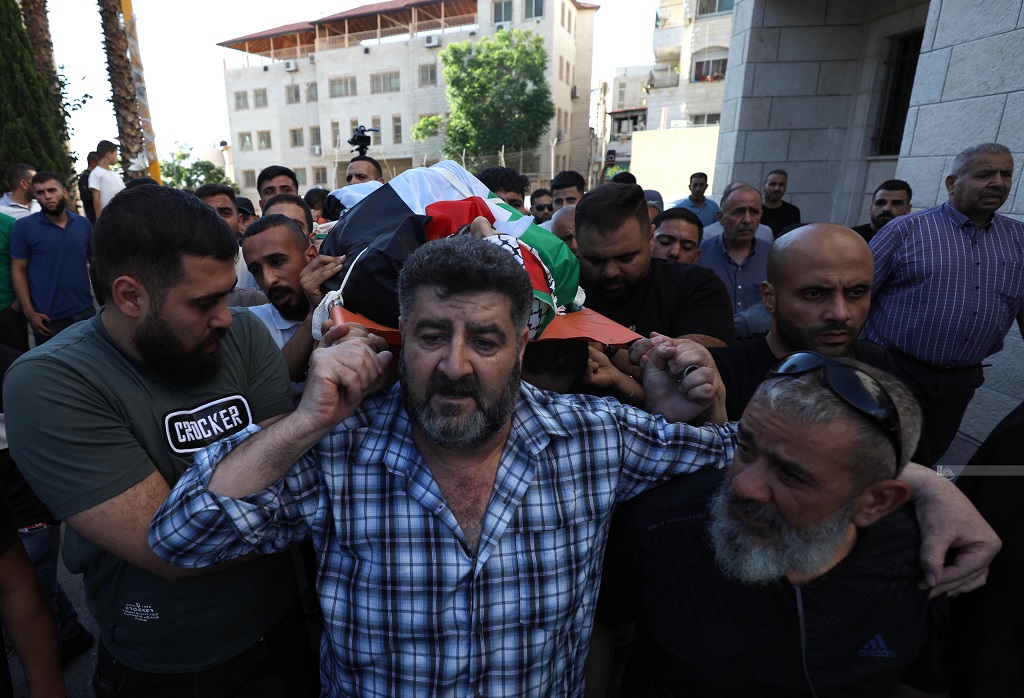 تشييع جثمان الشهيد قصي نصار من مستشفى رفيديا بمدينة نابلس (تصوير: أيمن النوباني/وفا)